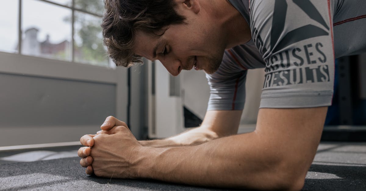 améliorez vos performances physiques et prévenez les blessures grâce à notre guide complet sur la stabilité de base. découvrez des exercices, des conseils et des techniques efficaces pour renforcer vos muscles centraux afin d'améliorer votre équilibre et votre forme physique globale.