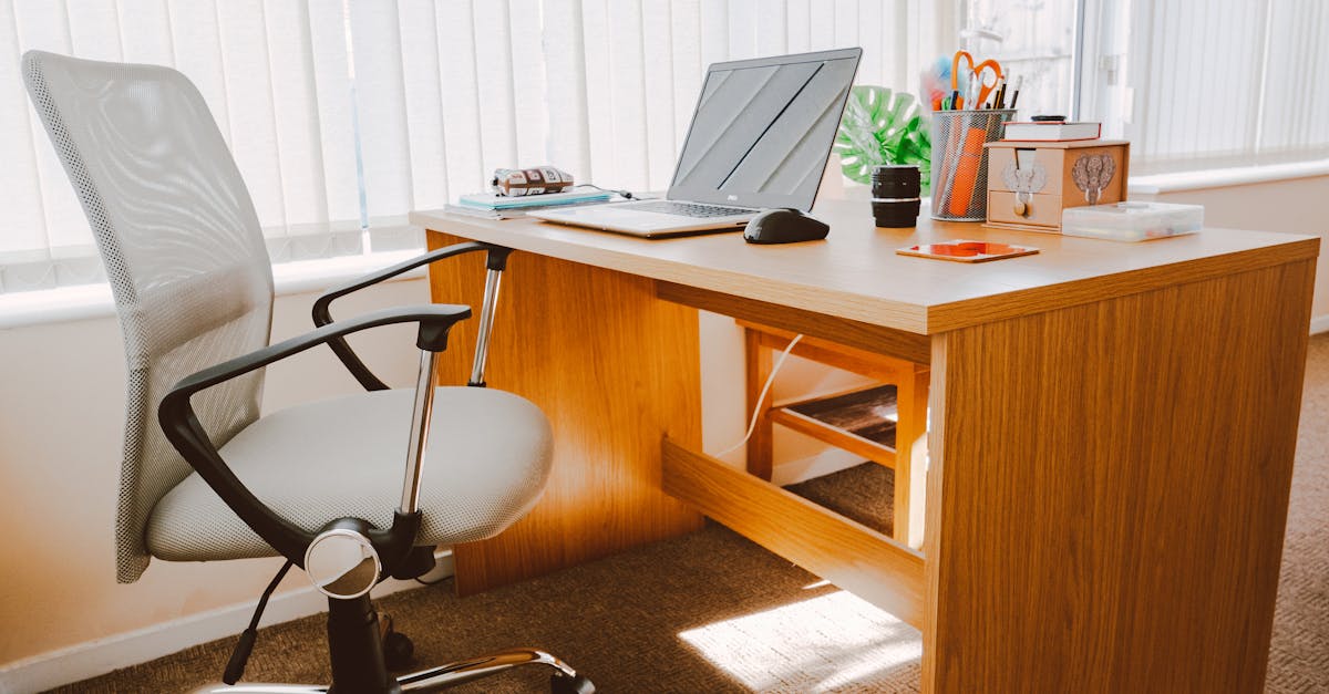 découvrez les avantages des postes de travail ergonomiques conçus pour améliorer le confort et la productivité au travail. explorez notre gamme de bureaux, chaises et accessoires réglables qui favorisent un environnement de travail sain.