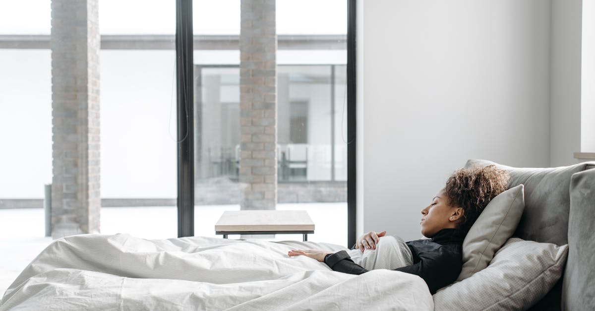 discover the link between sleep and headaches. learn about the types of sleep headaches, their causes, symptoms, and effective treatments to ensure a restful night and relief from pain.
