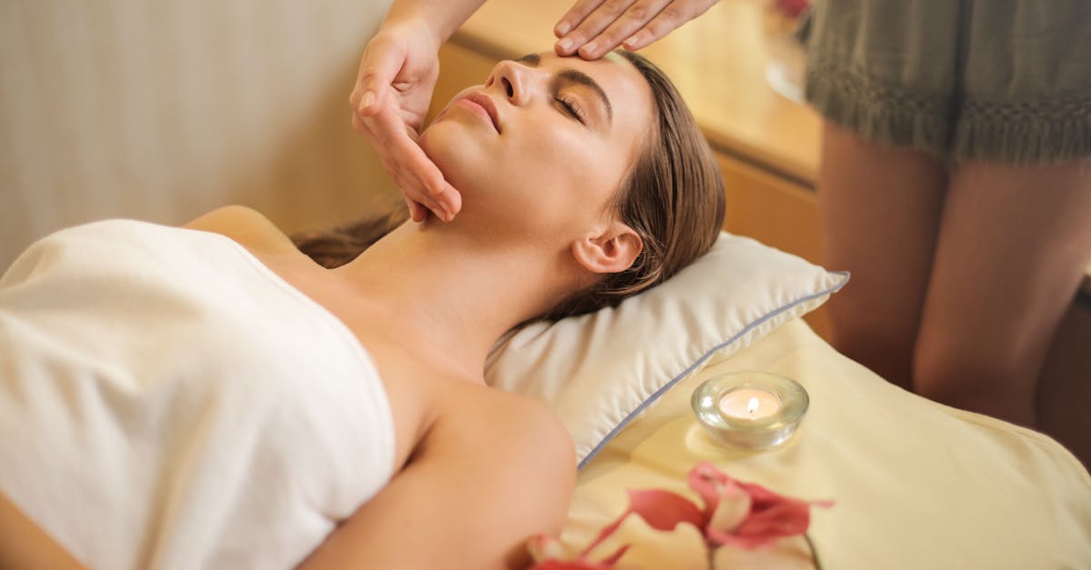 Découvrez les bienfaits des huiles essentielles pour le corps et l'esprit. Explorez notre gamme d'huiles pures et naturelles qui améliorent le bien-être, favorisent la relaxation et améliorent l'humeur. Idéales pour l'aromathérapie, les soins de la peau et la santé holistique.