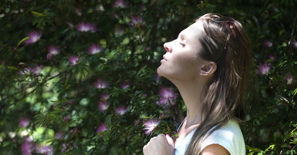 Se concentre sur les aspects physiques et émotionnels de la gestion de la migraine.