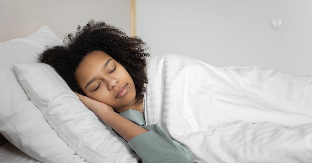 Assurez-vous d'utiliser un matelas offrant un bon soutien. Un matelas mi-ferme est généralement privilégié pour l'alignement de la colonne vertébrale, contribuant au confort général et réduisant les douleurs cervicales au fil du temps.