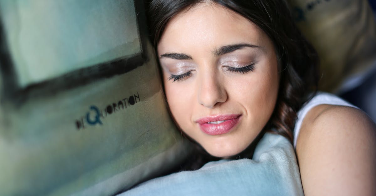 Pour soulager les douleurs cervicales, il est essentiel d'adopter des positions de sommeil adaptées qui améliorent votre confort tout en respectant les principes de Pulse Align. Les positions de sommeil les plus recommandées sont :