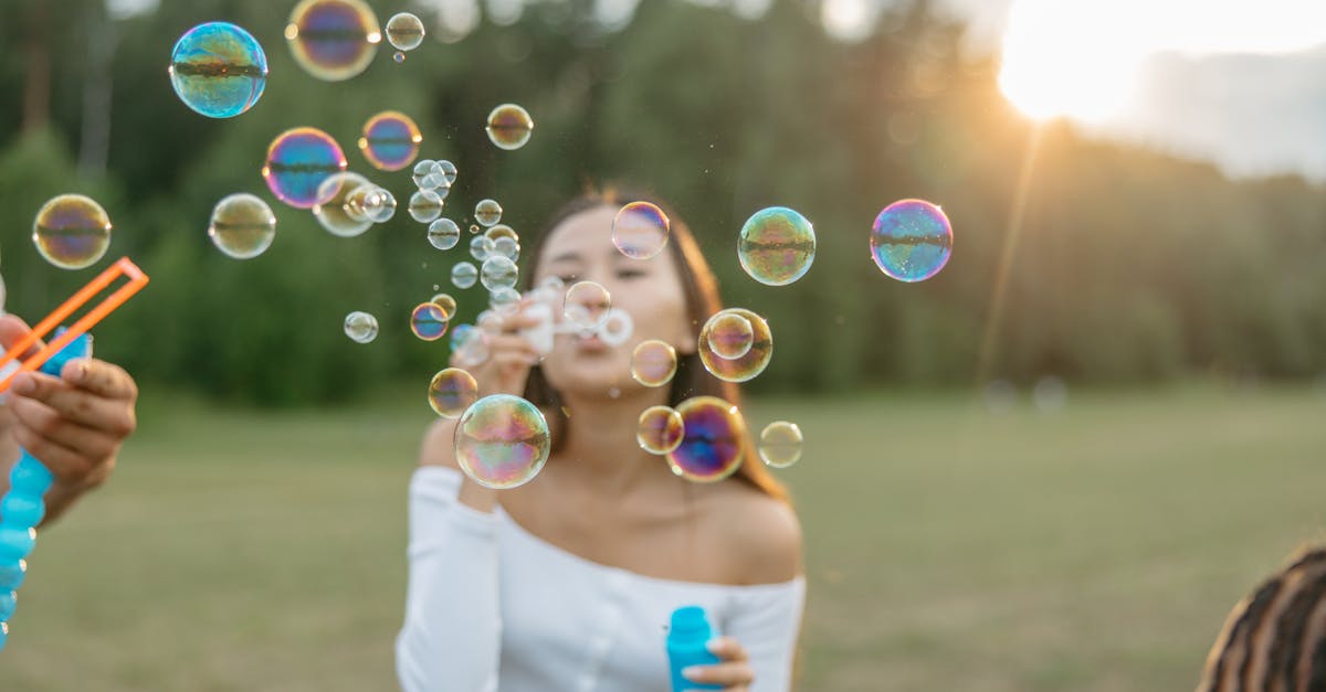 L'un des principaux avantages de l'approche non invasive de TAGMED réside dans son efficacité à soulager la douleur chronique et les symptômes liés à des pathologies telles que les protrusions discales et la sténose spinale. En réduisant la pression exercée sur les structures nerveuses et en optimisant la circulation des fluides autour des disques, les patients bénéficient d'une récupération accélérée et d'une meilleure qualité de vie. Ceci est crucial pour de nombreux patients cherchant à soulager une gêne persistante, notamment ceux souffrant de sciatique, de syndrome facettaire ou de discopathie dégénérative. En comparant la technologie de décompression neurovertébrale de TAGMED à d'autres traitements couramment utilisés, tels que les analgésiques, les injections de corticostéroïdes et les interventions chirurgicales invasives, il apparaît clairement que TAGMED offre une option particulièrement intéressante. Contrairement aux méthodes traditionnelles, cette thérapie minimise les risques liés aux médicaments et évite les complications liées aux interventions chirurgicales. De plus, les patients constatent souvent une guérison plus rapide grâce à cette alternative douce et fondée sur des données probantes.