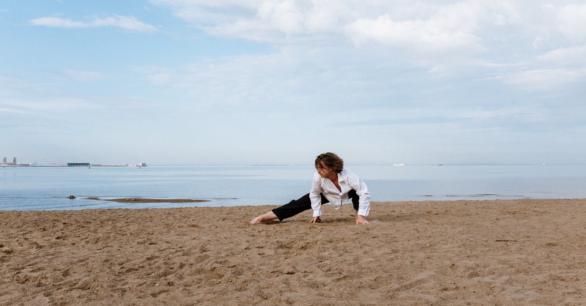 Prêt à vous lancer dans un parcours bien-être ? Intégrer ces cinq étirements à votre routine quotidienne peut soulager les douleurs lombaires tout en favorisant l'harmonie globale de votre corps. Chez Pulse Align, nous vous invitons à explorer des programmes d'exercices plus personnalisés et des traitements innovants comme la thérapie par ondes de choc pour vous aider à retrouver votre vitalité. Nos cliniques de Montréal, La Prairie et Panama City sont là pour vous accompagner dans votre rétablissement.