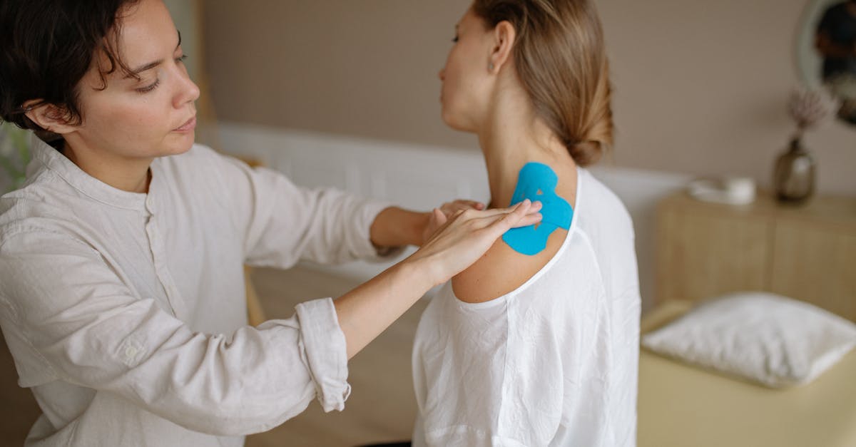 discover the common causes, symptoms, and effective treatments for shoulder blade pain. learn when to seek medical advice and how to find relief for discomfort in your upper back.